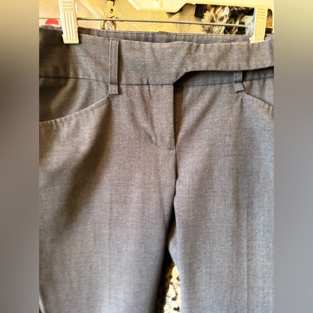BASICALLY BRAND NEW BCBG LOW RISE GRAY CROPPED WORK SLACKS W/ POCKETS! SIZE 0 - Picture 2 of 7